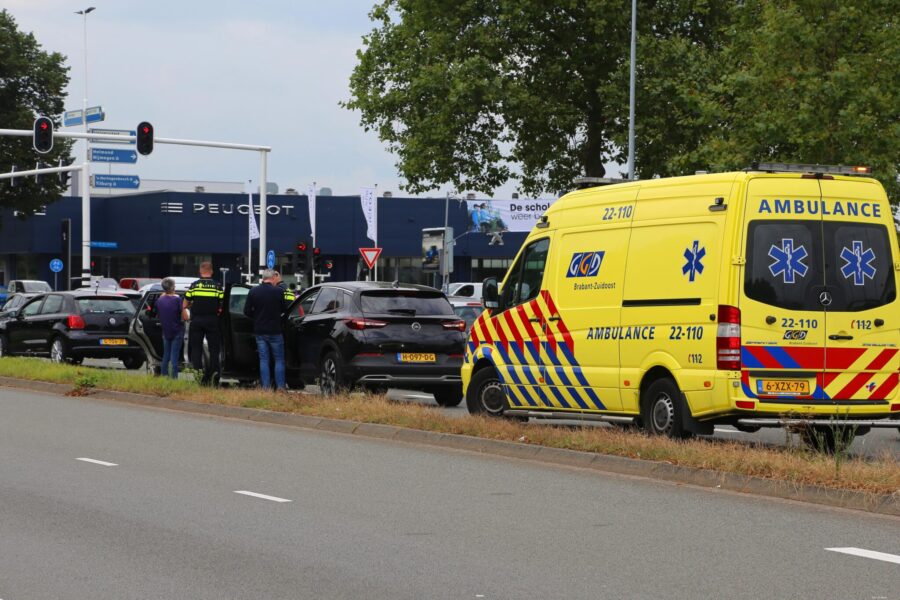 Kop-staart botsing voor stoplicht Eindhoven