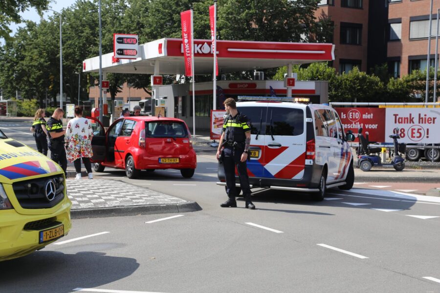 Auto botst op scootmobiel Eindhoven