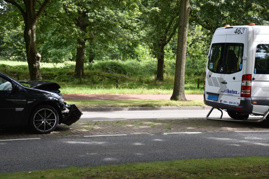 Drie voertuigen betrokken bij kop-staart botsing in Eindhoven