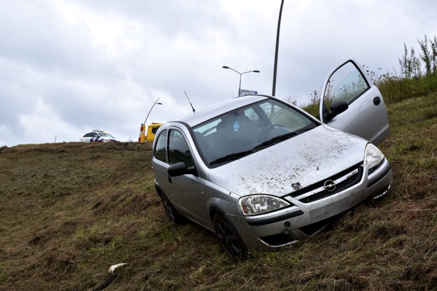 Automobilist raakt van de weg en nieuwe botsabsorber wordt ingezet in Waalre