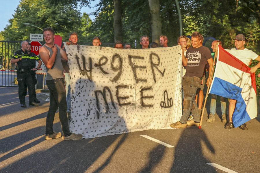 Eerste Afghanen komen aan in Harskamp, demonstranten verzamelen zich
