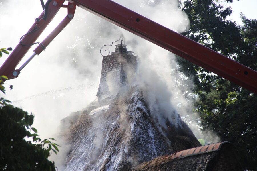 Grote brand in woning met rieten dak Waalre
