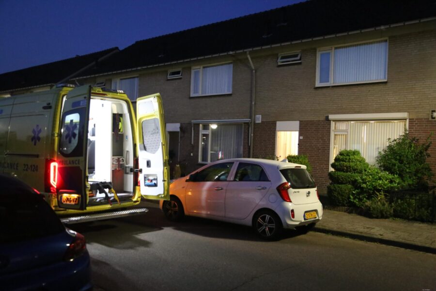 Man bekneld onder motorfiets Geldrop