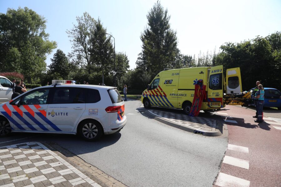 Auto botst tegen scooter aan op rotonde Geldrop