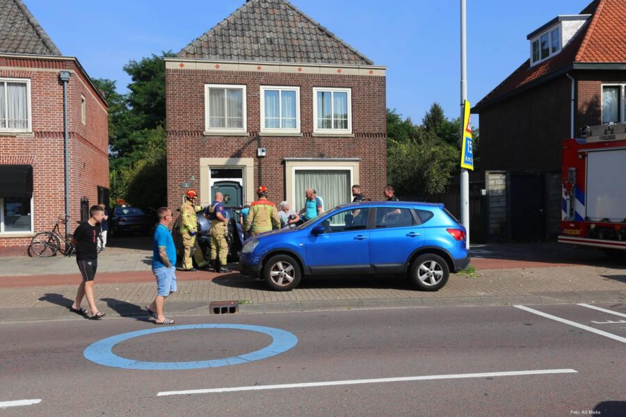 Auto botst op wegrijdende auto van parkeerplaats Eindhoven