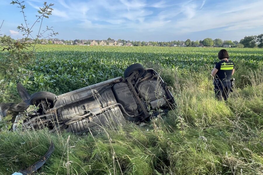 Auto op de kop in sloot in Gemert