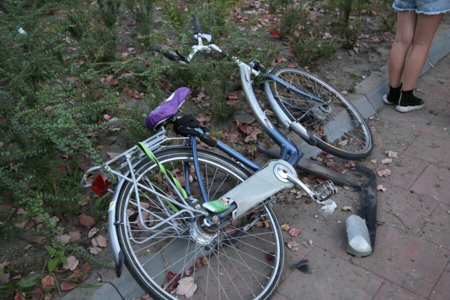 Fiets in de kreukels na aanrijding met auto in Eindhoven