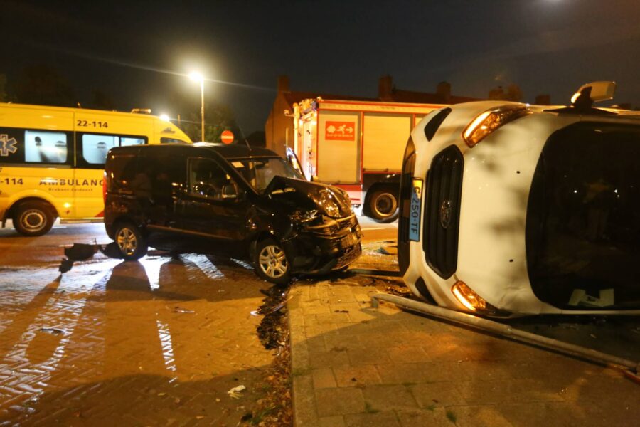 Auto op zijn kant bij aanrijding Eindhoven