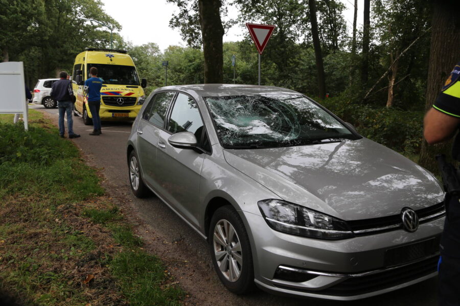 Fietser geschept door auto in Heeze