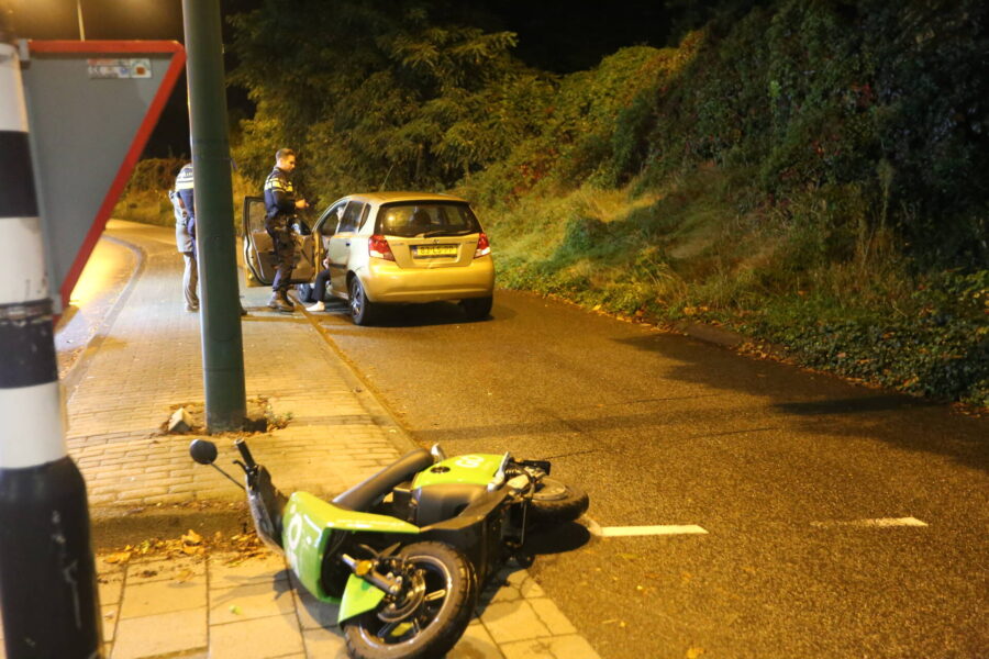Deelscooter komt in botsing met personenauto op de Bayeuxlaan in Eindhoven