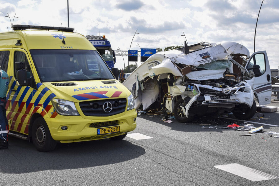 Twee zwaargewonden bij aanrijding tussen meerdere vrachtwagens op de A2 bij Eindhoven