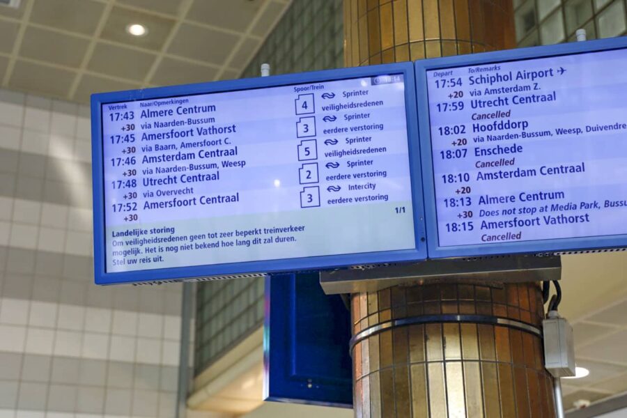 Verkeerde reisinformatie Nederlandse Spoorwegen door grote storing