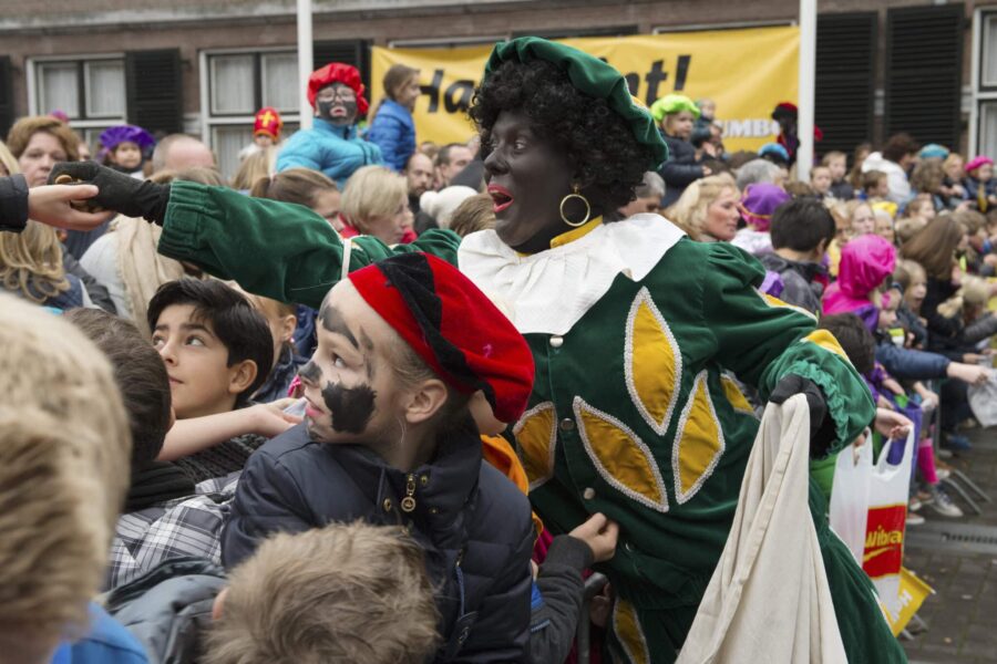 GGD vraagt pieten om tijdens intocht Sinterklaas niet met snoepgoed te strooien