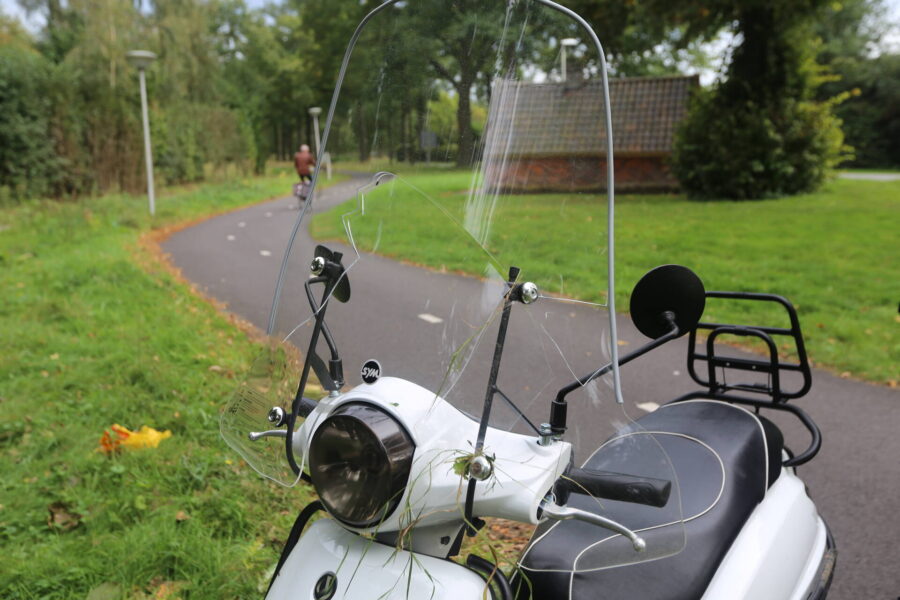 Scooterrijder gaat onderuit op fietspad Eindhoven