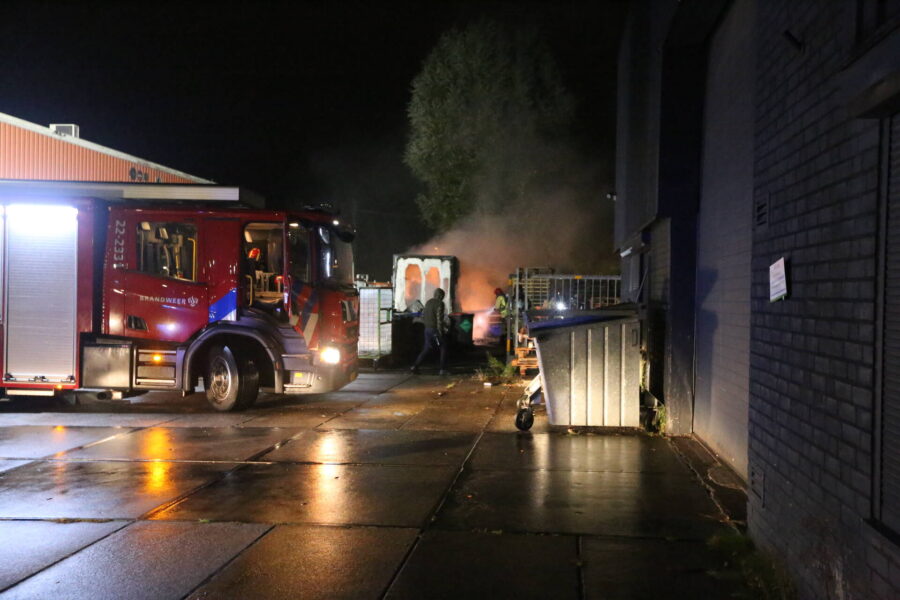 Brandweer blust brand in foodtruck Eindhoven