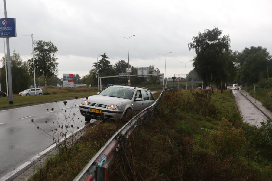 Auto raakt van de weg en belandt tegen vangrail Eindhoven