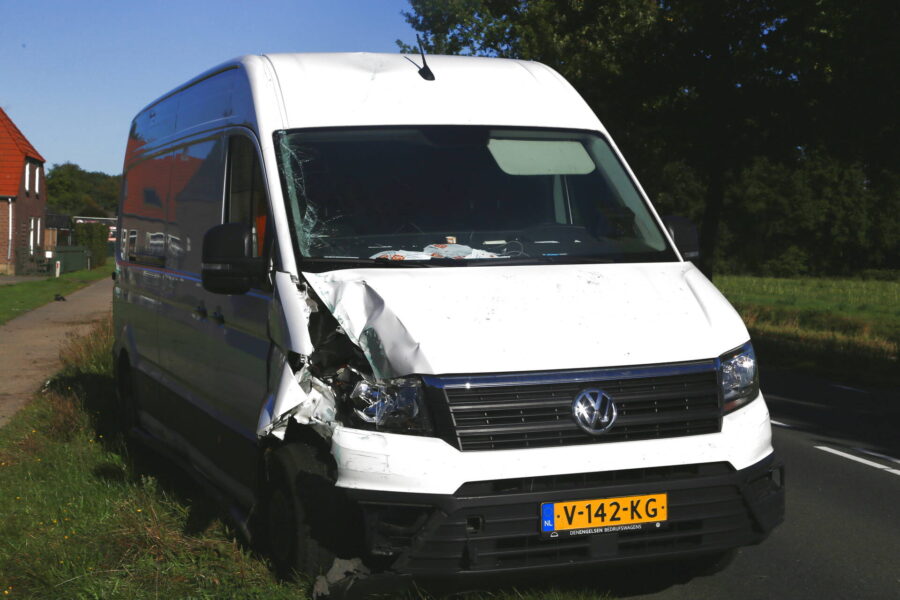 Bestuurder bestelbus rijdt lantaarnpaal uit de grond Heeze