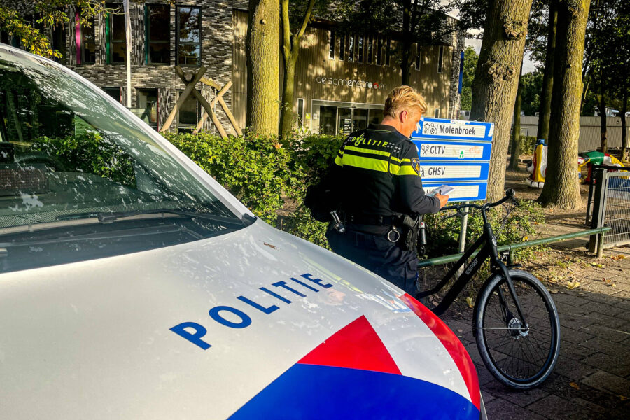 Politiehelikopter ingezet nadat jongeren maïskolven op auto’s gooien in Gemert