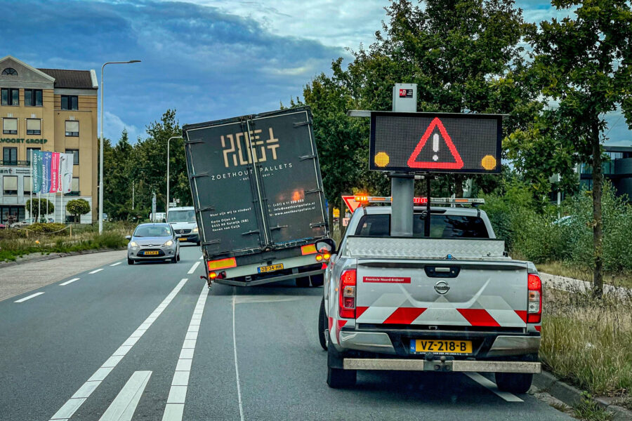 Vrachtwagen strandt door losgelopen wiel op de N272 in Gemert