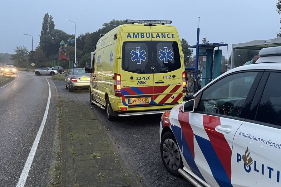 Jongedame op fiets geschept door auto Gemert