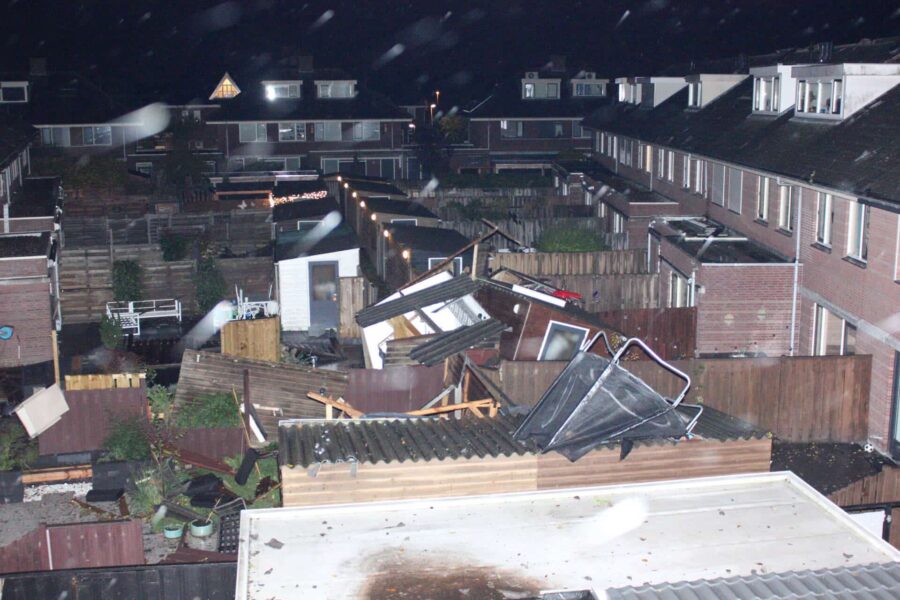 In het hele land code geel vanwege harde wind, twee gewonden in Barendrecht