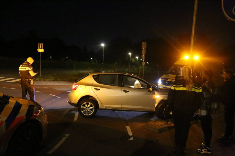 Auto crasht tegen lantaarnpaal in Eindhoven