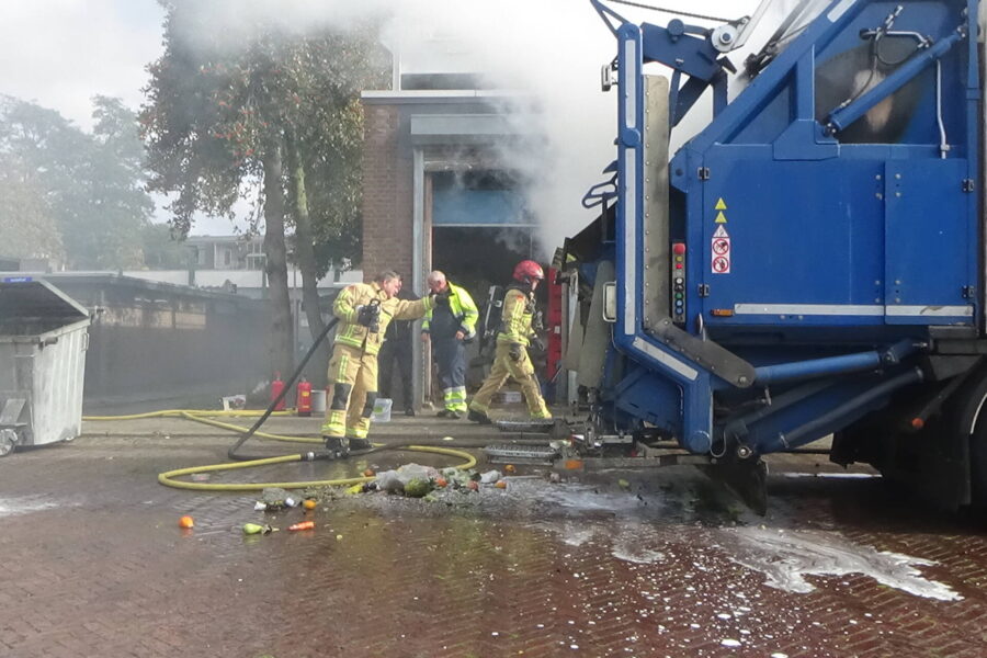 Brandweer blust brand in vuilniswagen Eindhoven