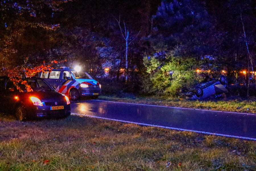 Auto belandt op zijn kop in berm aan het Park Forum in Eindhoven