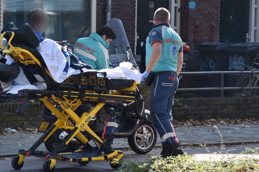 Scooterrijder op de Aalsterweg in Eindhoven botst tegen auto en raakt gewond