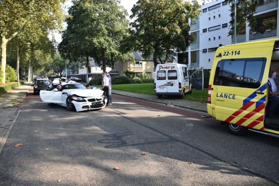 Sportwagen ramt ijscoboer op de Ambachtslaan in Veldhoven