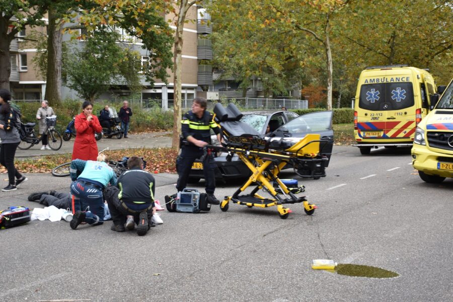 Automobilist in Waalre schept fiets met kind achterop