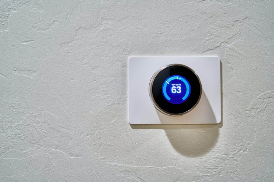 Minimumeisen aan digitale veiligheid slimme apparaten zoals thermostaten, koelkasten, verlichting en deurbellen