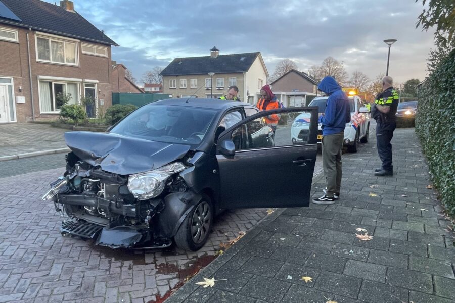 Gewonde en flinke schade bij botsing tussen twee auto’s in Gemert