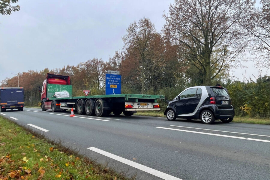 Bestuurder Duitse huurauto botst achterop trailer van vrachtwagen in Gemert