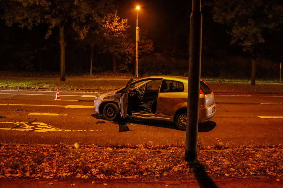 Automobiliste schiet over middenberm en belandt tegen een hek in Eindhoven