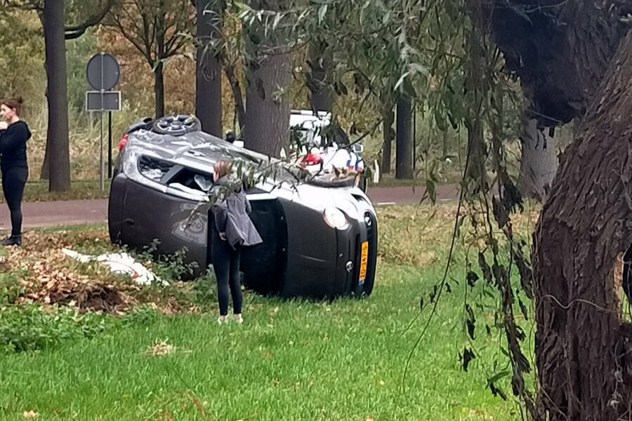 Auto op z’n kant na aanrijding in Nuenen