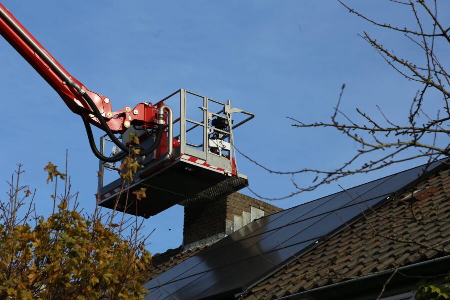 Brandweer Geldrop veegt schoorsteen na brand