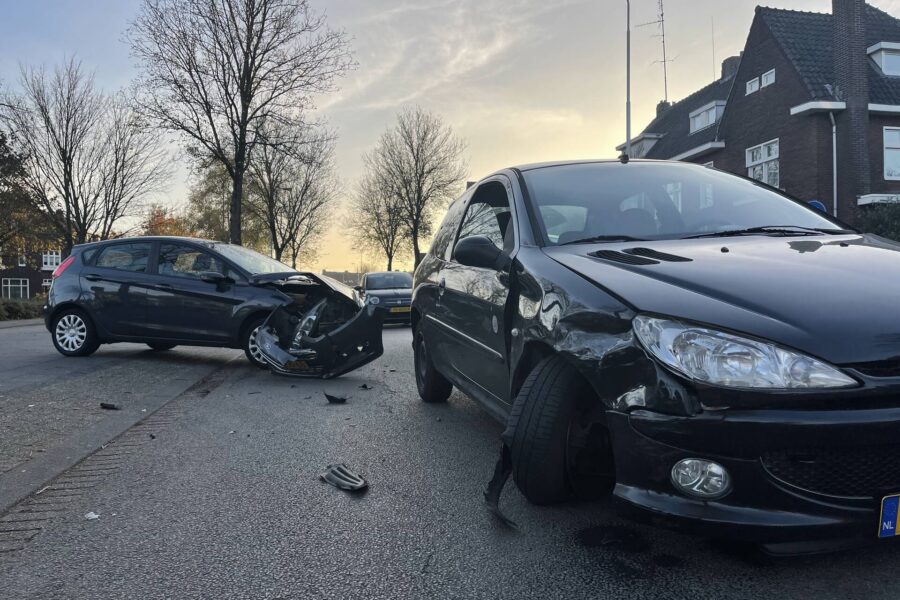 Veel schade na aanrijding tussen twee auto’s op de Tongelresestraat in Eindhoven