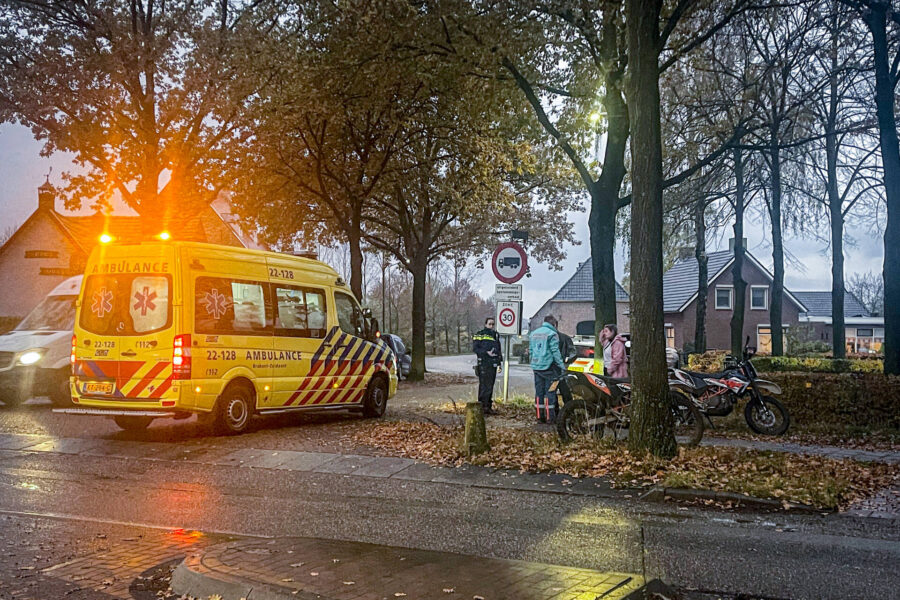 Crossmotor in Gemert komt in botsing met personenauto