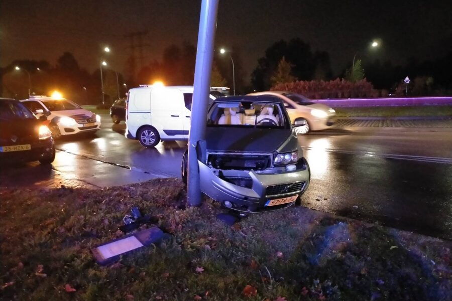 Automobilist botst met voertuig tegen lantaarnpaal in Nuenen