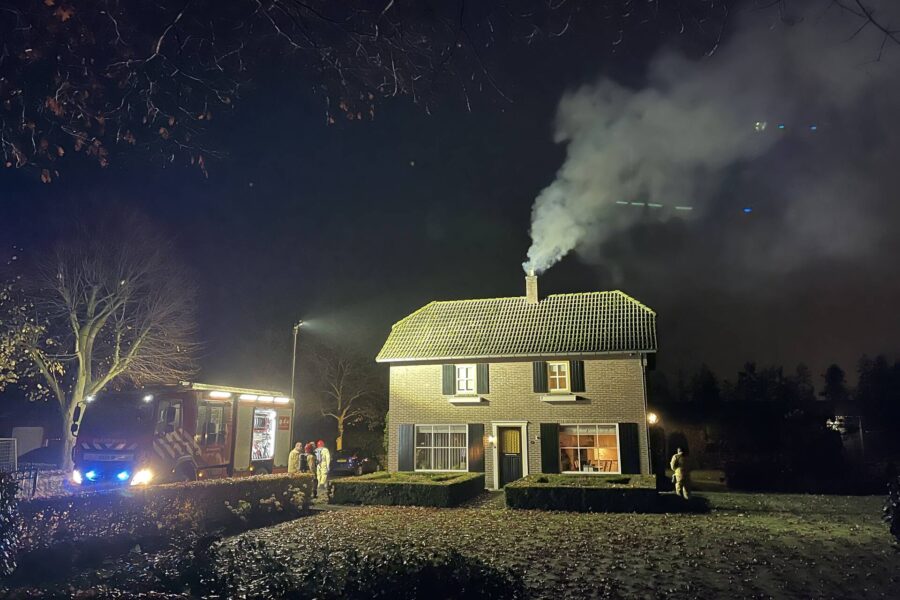 Veel rookontwikkeling door brand in schoorsteen van woning Gemert