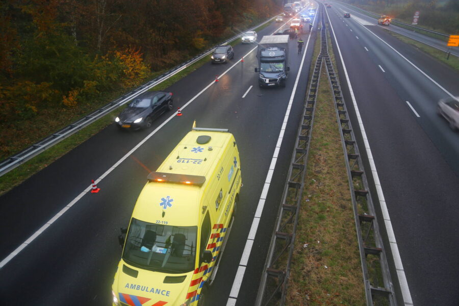 Meerdere voertuigen met elkaar in botsing op de A67 bij Geldrop