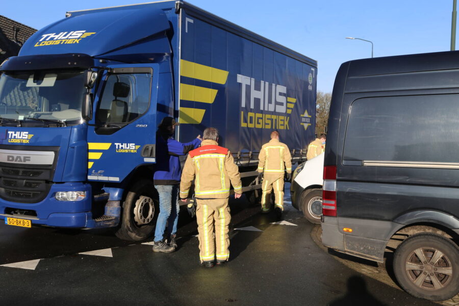 Vrachtwagen in Geldrop botst tegen betonblok