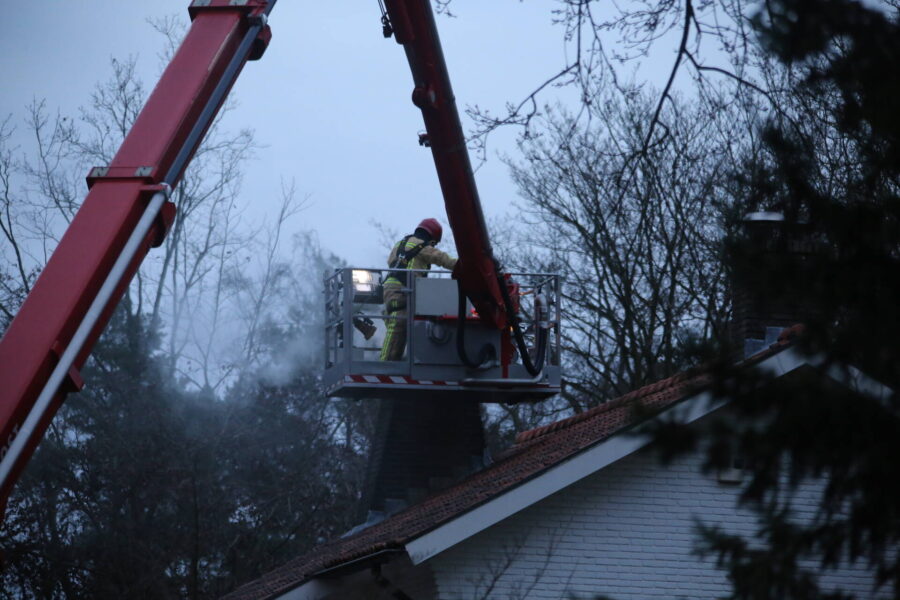 Brandweer blust brand in schoorsteen van woning aan de Haagdoorn in Geldrop