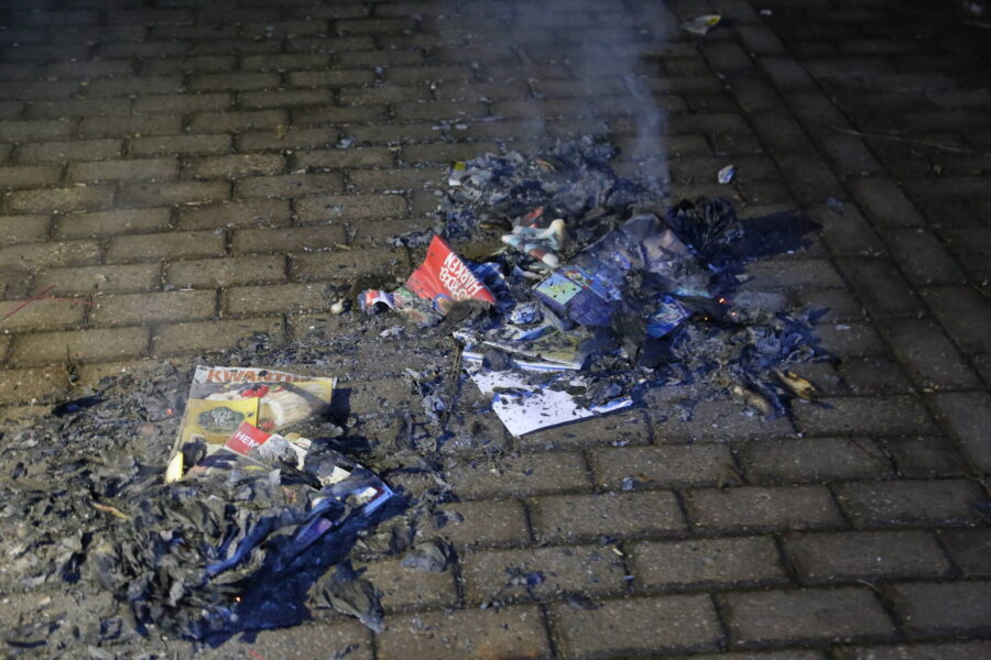 Brandweer dooft brandende reclamefolders aan de Dommeldalseweg in Geldrop
