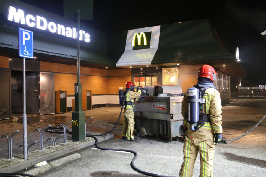 Afvalpers vliegt in brand bij McDonald’s in Geldrop