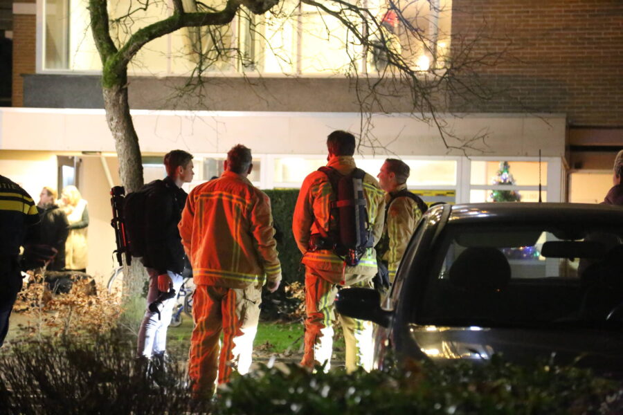 Brandweer blust brand in flatwoning Waalre