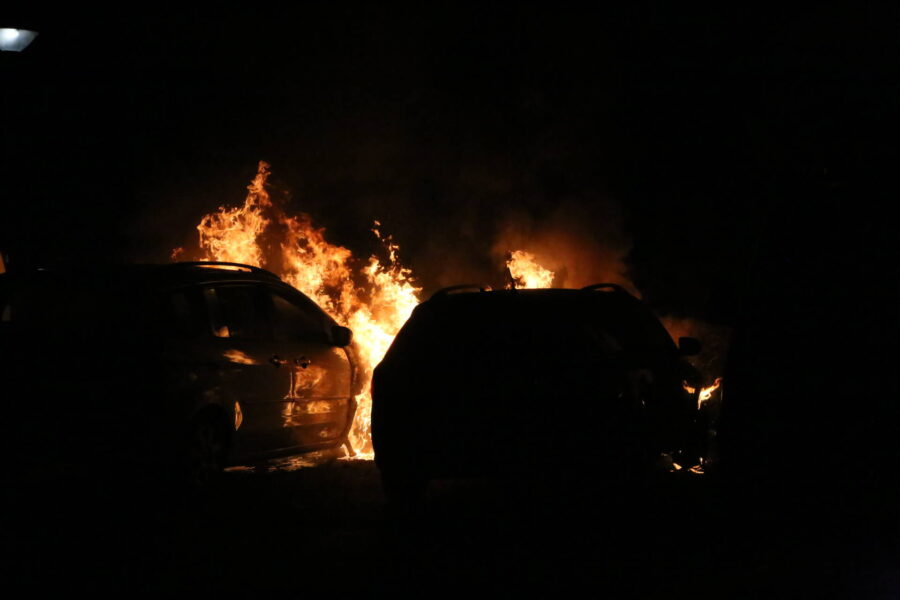 Twee geparkeerde auto’s verwoest door brand in Geldrop