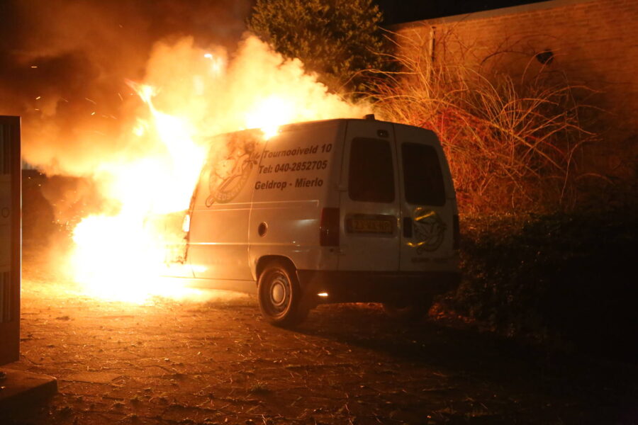 Bestelbus verwoest door brand in Geldrop