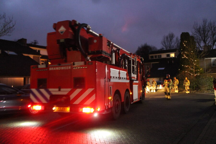 Brandweer blust brand in schoorsteen Nuenen